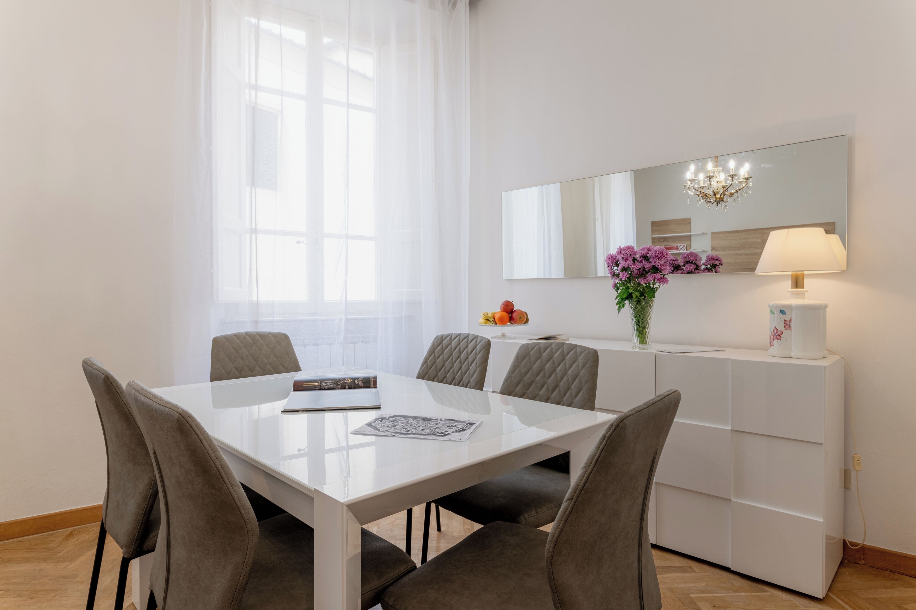 Apartment, Stadtblick | Wohnbereich | Flachbildfernseher