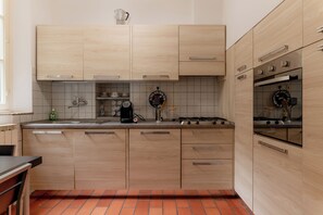 Departamento, vista a la ciudad | Cocina privada | Tetera eléctrica y tostadora 