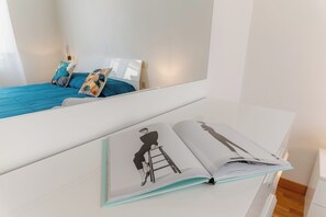 Cortinas blackout, tabla de planchar con plancha y wifi gratis 