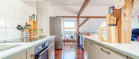 Fridge, microwave, oven, stovetop