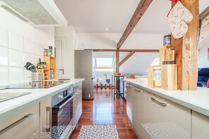 Kjøleskap, mikrobølgeovn, ovn og kokeplater