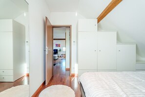 2 habitaciones, tabla de planchar con plancha, wifi y ropa de cama 
