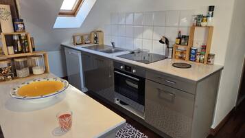 Frigorifero, microonde, forno, piano cottura