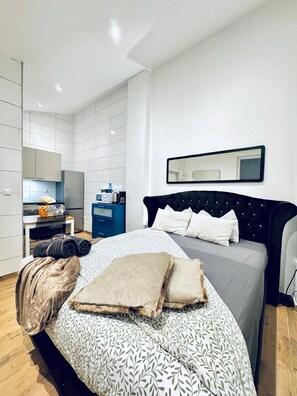 Basic Apartment | Iron/ironing board