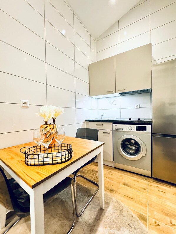Basic Apartment | Private kitchen | Fridge, microwave, stovetop, cookware/dishes/utensils