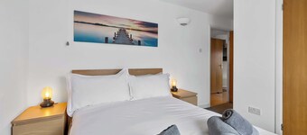 Fab 2-Bed Apartment Great Location! With Parking!