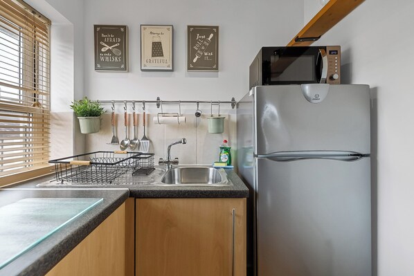 Geladeira, micro-ondas, fogão, torradeira