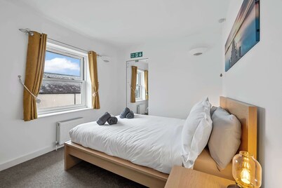 Fab 2-Bed Apartment Great Location! With Parking!