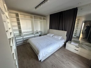 4 bedrooms, iron/ironing board, WiFi, bed sheets