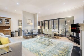 Smart TV - Elegant 3-Bedroom Kensington & Chelsea Flat near Earls Court (London)