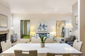 Interior - Elegant 3-Bedroom Kensington & Chelsea Flat near Earls Court (London)