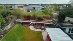 Un quartier résidentiel doté d’une pelouse bien entretenue, d’un chemin en briques et d’un jardin clôturé.