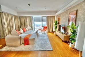 Apartamento premium, vista para a cidade | Escrivaninha, Wi-Fi de cortesia
