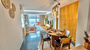 Apartemen Premium, pemandangan kota | Makan di kamar