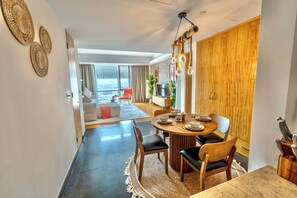 Apartamento premium, vista para a cidade | Opções para refeição no quarto