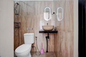 Deluxe Double Room | Bathroom | Shower, towels