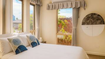 4 bedrooms, desk, iron/ironing board, WiFi