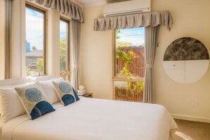 4 bedrooms, desk, iron/ironing board, WiFi - Stylish 4BR Easy CBD Access Walk to Train & Shops (McKinnon)