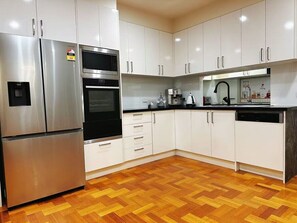 Fridge, microwave, oven, stovetop - Stylish 4BR Easy CBD Access Walk to Train & Shops (McKinnon)