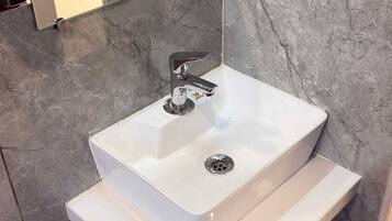 Deluxe-Zimmer, Balkon | Badezimmer