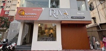 Un edificio con un cartel que indica 'Riva Inn', un establecimiento de alojamiento y hospedaje.
