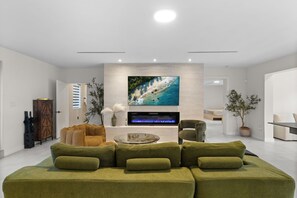 テレビ、暖炉、ステレオ、書斎 / ワークスペース