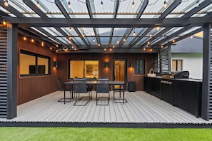 Open-air kitchen and barbecue area for outdoor dining - Neon Palms Estate-Pool-Pickleball Court (Miami)