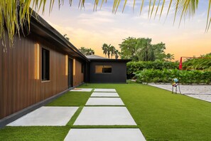 Property grounds - Neon Palms Estate-Pool-Pickleball Court (Miami)