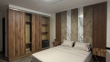 4 habitaciones, acceso a internet y ropa de cama