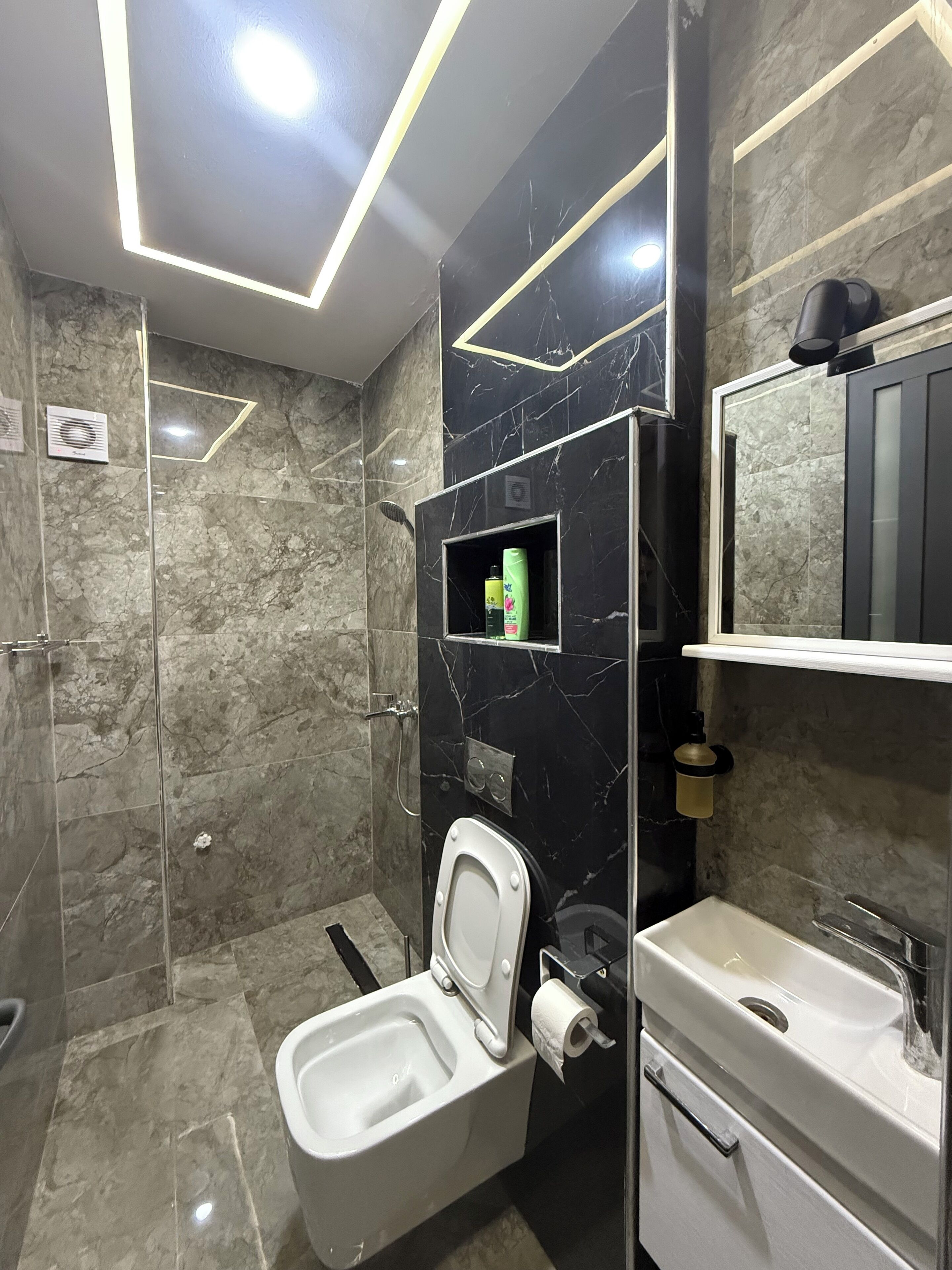 Serviettes fournies, savon, papier toilette