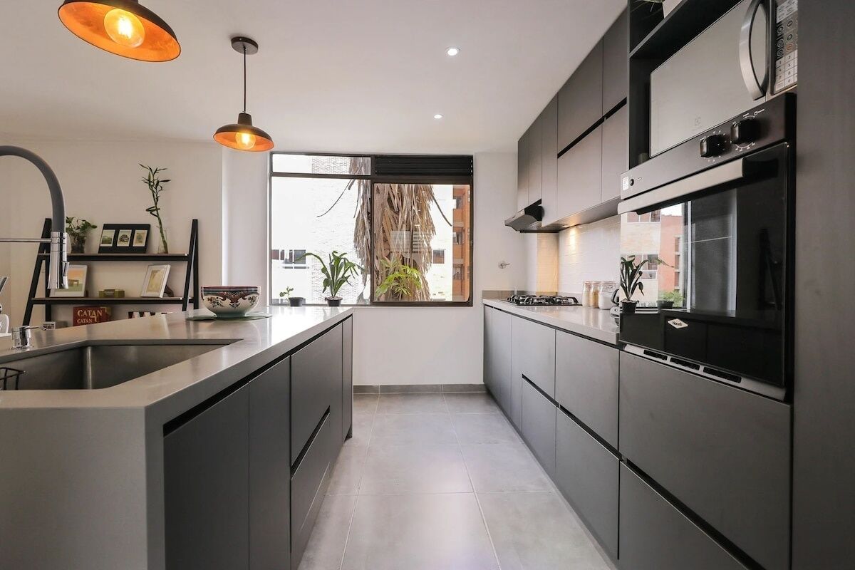 Kühlschrank, Mikrowelle, Ofen, Herdplatte