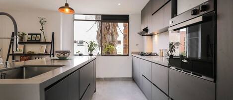 Kylskåp, mikrovågsugn, ugn och spishäll