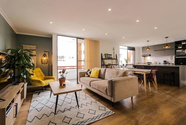 TV - Gorgeous Duplex w/ Terrace, Office, Modern Kitchen (Medellín)
