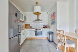 Fridge, oven, stovetop, coffee/tea maker - Nice 1BR flat with lovely terrace and parking (Rueil-Malmaison)