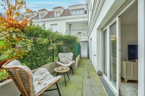 Terrace/patio - Nice 1BR flat with lovely terrace and parking (Rueil-Malmaison)