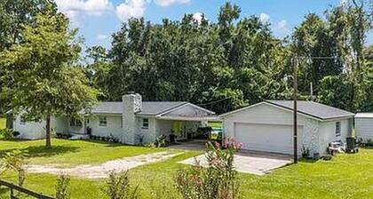 5th Avenue Private 4-Acre Getaway Between Downtown Ocala and Florida Horse Park