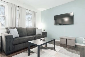 TV, table football - Perfect Home Base_sleeps 10_5BR+Arcade_FIFA WC26! (Lee's Summit)