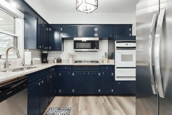 Fridge, microwave, oven, stovetop - King Beds_Walk to Shops Restos (Lee's Summit)