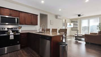 Geladeira, micro-ondas, fogão, cooktop