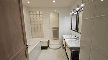 Een haardroger, toiletpapier