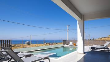 Een seizoensgebonden buitenzwembad en parasols bij het zwembad