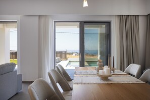 Superior Villa, Sea View | Living area | Flat-screen TV - Villa Mino Mare (Mylopotamos)