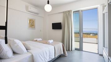 Superior villa, uitzicht op zee | Een kluis op de kamer, een laptopwerkplek, verduisterende gordijnen