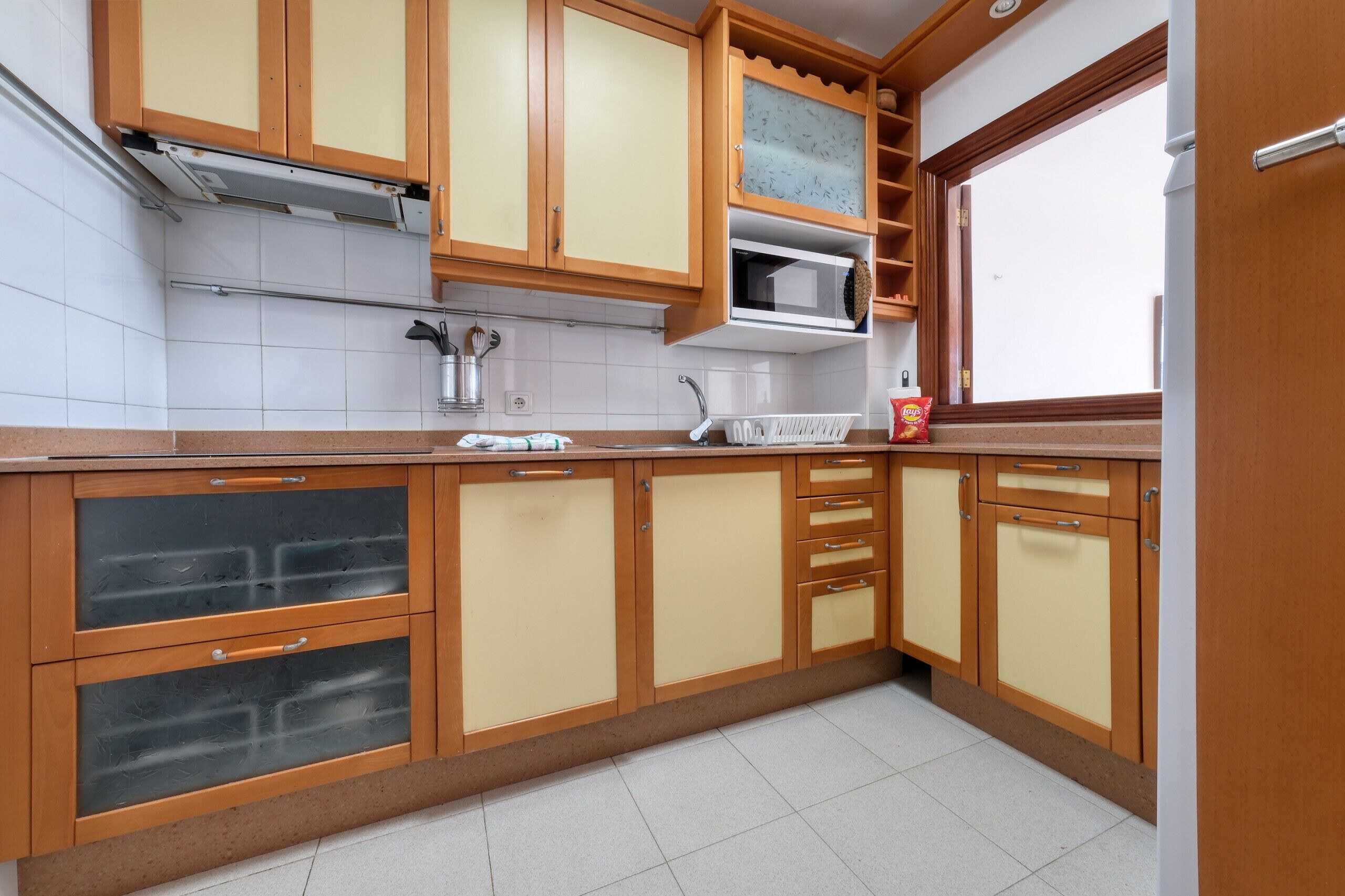 ثلاجة، ميكروويف، غسالة أطباق، ماكينة لصنع القهوة/الشاي