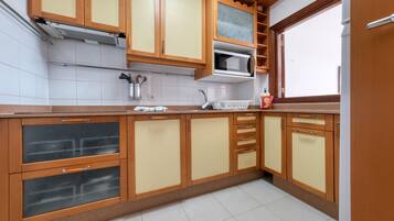 Refrigerador, microondas, lavavajillas y cafetera y tetera