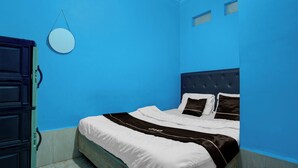 A room with a bed, a round mirror, and a wardrobe. - OYO 94908 Demang Kostel (Palembang)