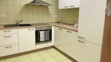 Microondas, horno, lavavajillas, cafetera/tetera