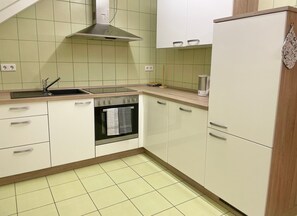 Microondas, horno, lavavajillas y cafetera o tetera