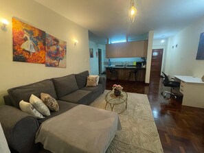 TV - Beautiful Afro-inspired 1-bedroom 1.5 bathroom apartment in Westlands Nairobi (Nairobi)