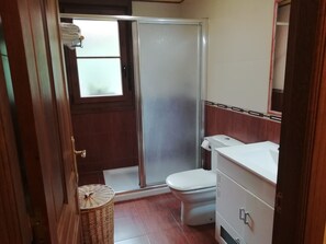 Shower, hair dryer, towels - La Viña Rural Apartments (Apartment number 4) (Cangas de Onís)